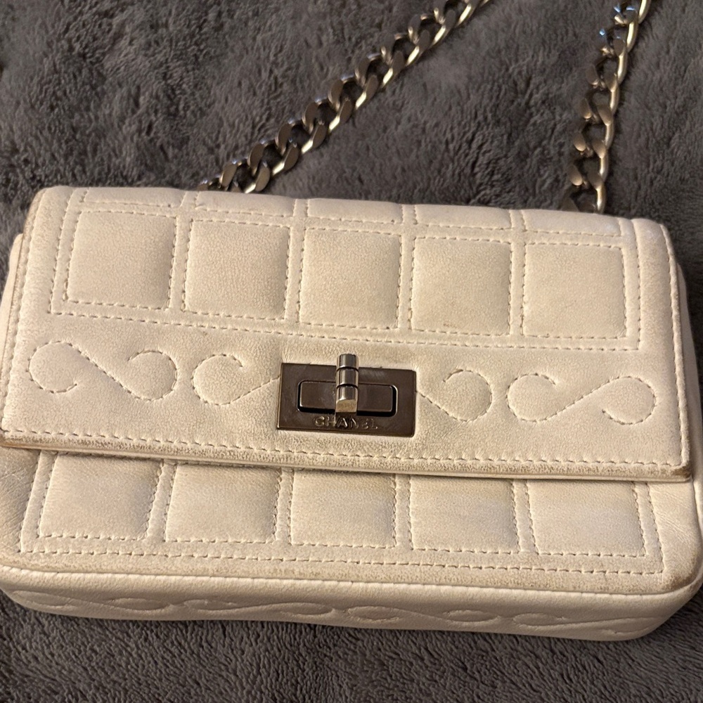 Authentic CHANEL White Quilted Crossbody Bag - Picture 4 of 17